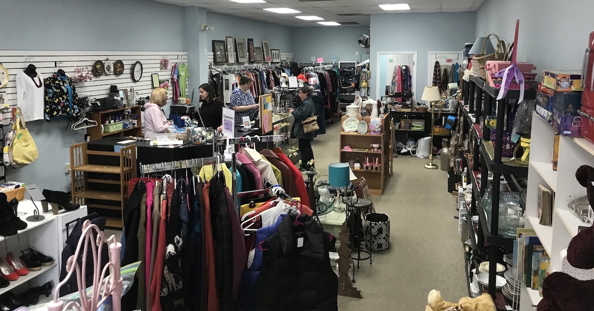 THRIFT WITH ME! ~Alone in a thrift PACKED with Designer Brands